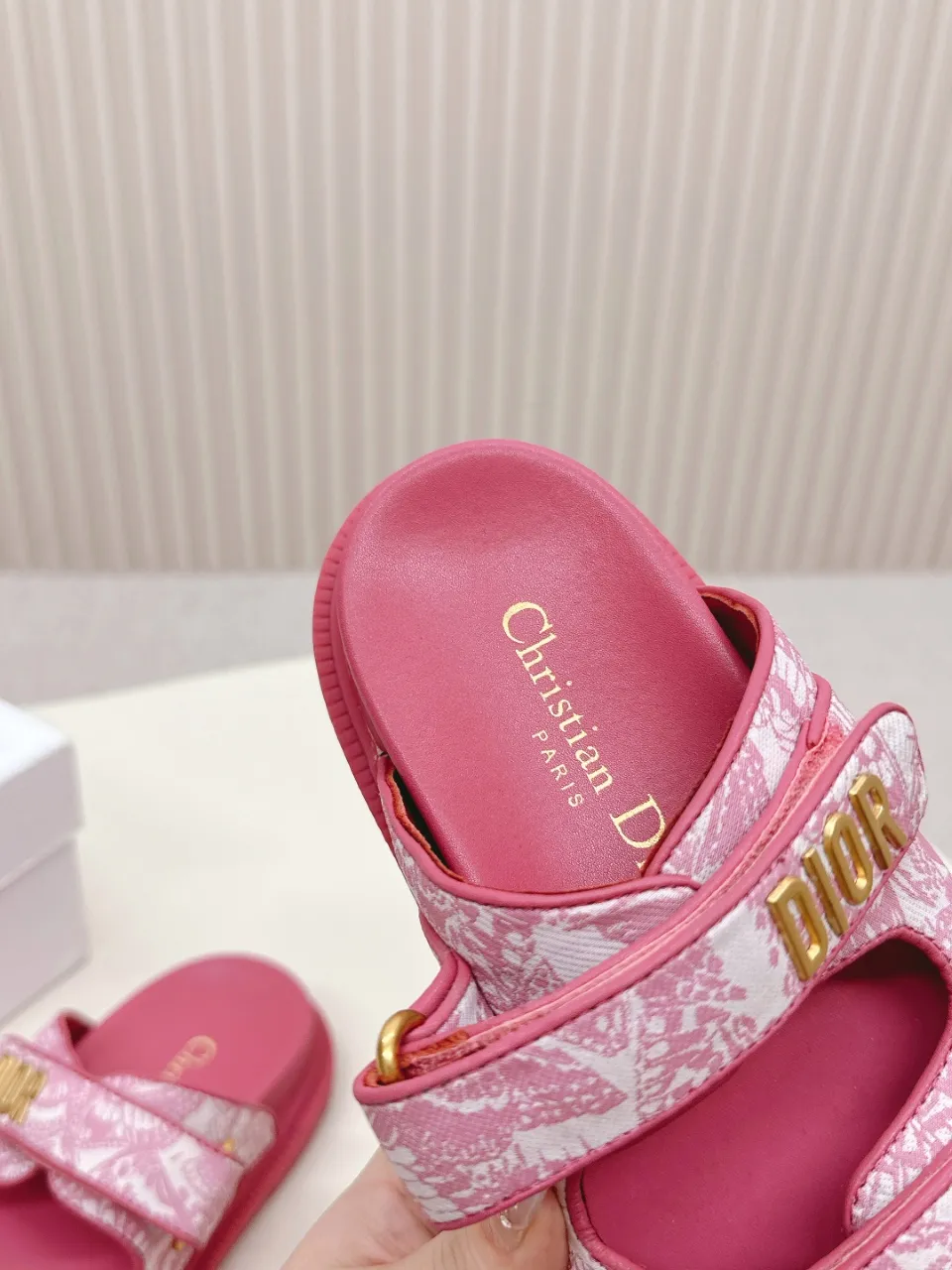 👟👟Ex-factory price 460👟👟 This black sheepskin DiorAct sandal is fashionable. Paired with an insole that fits the shape of your foot, it's made of exceptionally lightweight and comfortable leather. The upper straps feature a Velcro closure and feature a gold-finish metal "DIOR" logo. Can be matched with various styles to show modern style. Gold-finish metal "DIOR" logo Two adjustable Velcro straps Leather insole that fits the shape of your foot Soft and lightweight texture EVA sole decorated with Christian Dior's lucky star symbol Made in Italy Size 35--42 (Customized sizes 41 and 42 are non-refundable)